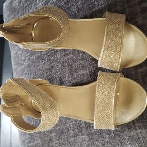 Size 11,girl color gold,children's place